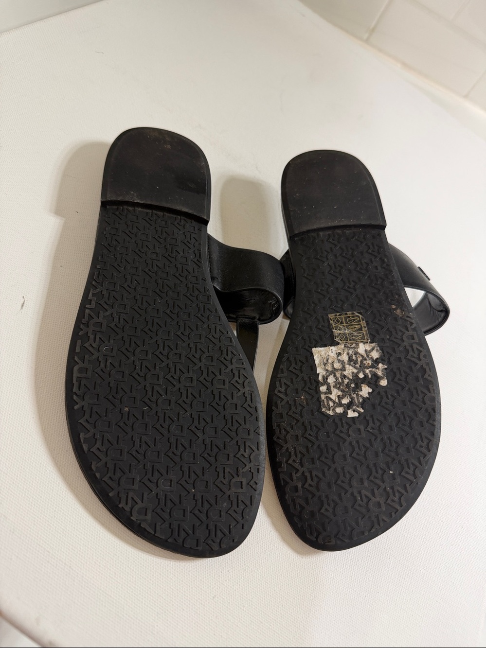 DKNY Black Sandals . NEW condition . Size 8 - Picture 4 of 4